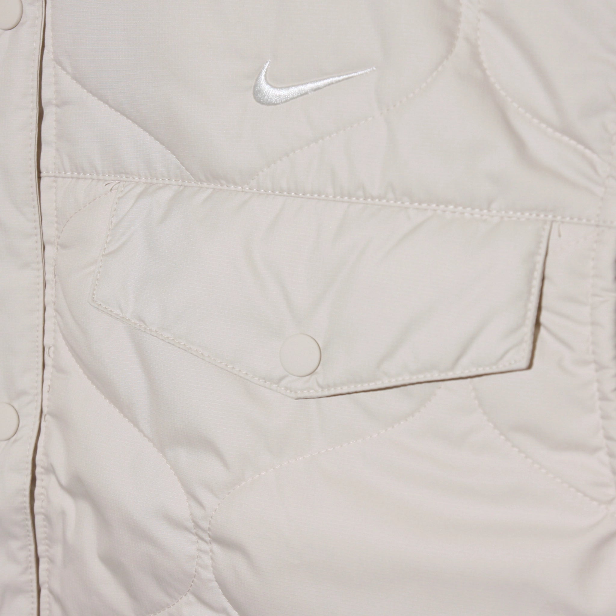 NIKE W TREND WVN QUILT GILET - LT OREWOOD BRN/SAIL